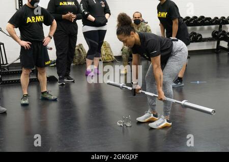 US Army Reserve Sgt. 1. Klasse Christina Ison, 9. Bataillon, Army Reserve Careers Division, St. Peters, Mo., zeigt den Soldaten der 647th Regional Support Group, 416. Theatre Engineer Command, während der Functional Training and Nutrition 101 Class im Fitness Center, McConnell Airforce Base, Wichita, Kan., April 16, 2021. ISON, der Cross Fit Level III zertifiziert ist, brachte den Soldaten bei, wie sie sicher und effektiv für den neuen Army Combat Fitness Test trainieren können. Stockfoto