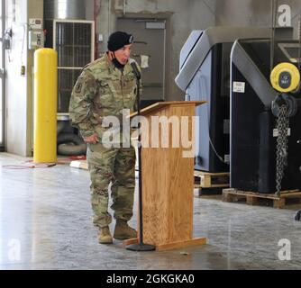 1. Sgt. Frank Cruz, 534th Brigade Signal Company, 4th Special Trupps Bataillon, 4th Sustainment Brigade, hält eine Rede an alle Anwesenden während eines Verantwortungswechsels am 16. April im 4STB konsolidierten Motorenpool. Stockfoto