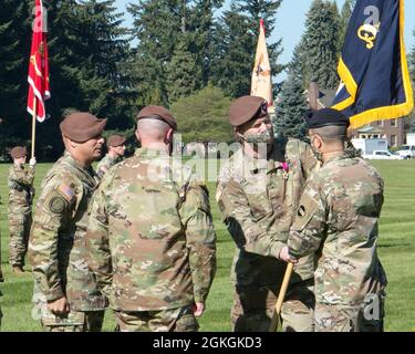 LT. General Leopoldo Quintas, Stellvertretender Kommandeur des US Army Forces Command, erhält die Farben der 5. Sicherheitskräfte-Assistenzbrigade von Brig. General Curtis Taylor während der Übergabe der Befehlszeremonie auf dem Watkins Field, Joint Base Lewis-McChord, Washington, 16. April 2021. Stockfoto