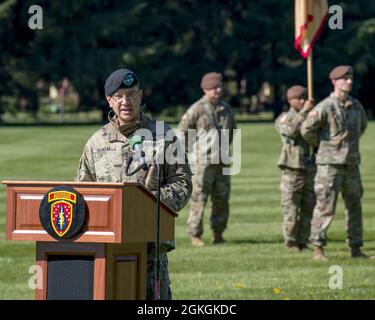 LT. General Leopoldo Quintas, stellvertretender Kommandogeneral des US Army Forces Command, hält während der Übergabe der Kommandozeremonie auf dem Watkins Field, Joint Base Lewis-McChord, Washington, 16. April 2021, Bemerkungen. Stockfoto