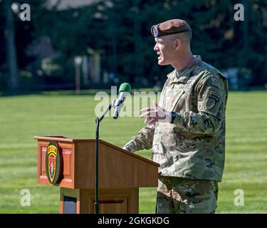 Scheidender Kommandeur der 5. Sicherheitskräfte-Assistenzbrigade, Brig. General Curtis Taylor. Hält Bemerkungen während der Übergabe der Befehlszeremonie auf dem Watkins Field, Joint Base Lewis-McChord, Washington, 16. April 2021. Stockfoto