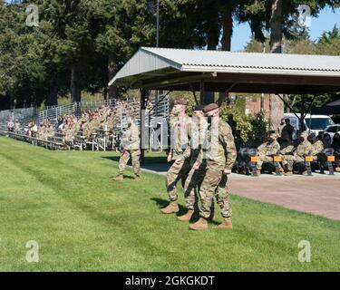 Während der Übergabe der Kommandozeremonie für die 5. Sicherheitskräfte-Unterstützungsbrigade, Stellvertretender kommandierender General US Army Forces Command, LTG Leopoldo Quintas, JR. (Mitte) nimmt das Feld mit dem scheidenden Kommandanten BG Curtis Taylor (links) und dem Interimskommandanten Col. Andrew Watson im Watkins Field, Joint Base Lewis-McChord, 16. April 2021, ein. Stockfoto