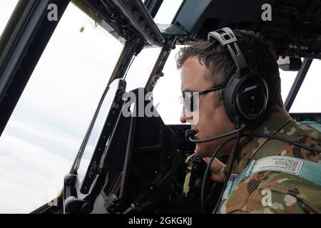 Flugzeugkommandant Major Anthony Ortiz blickt während einer Live-Feuer-Trainingsmission am 16. April 2021 durch eine Heads-up-Ausstellung über eine Reichweite in Okinawa, Japan. Der AC-130J ist ein stark modifiziertes C-130J-Flugzeug, das viele erweiterte Funktionen enthält, darunter eine zwei-Pilot-Flugstation mit voll integrierter digitaler Avionik. Stockfoto