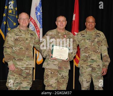 General Gordon L. Ellis im Ruhestand (Mitte) erhält die Distinguished Service Medal von Major General Tim Thombleson (links), dem Kommandanten der 38. Infanterie-Division, Und Generalmajor General John C. Harris, Ohio, während einer Preisverleihung am 16. April 2021 im Generalmajor Robert S. Beightler Armory in Columbus, Ohio. Ellis zog sich Anfang dieses Jahres nach mehr als drei Jahrzehnten in der Armee-Nationalgarde zurück, zuletzt als Kommandeur der 38. ID vor Thombleson. Stockfoto