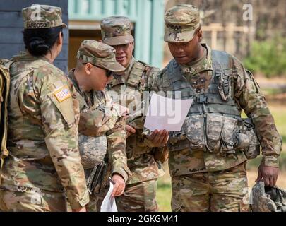 Soldiers of B Co, 1-334 Regiment (TS), 3. Brigade, 95. Division (IET), Manöver durch Hindernisse 16. April 2021, auf dem Fort McCoy, Wisent, Leadership Reaction Course. Der Kurs „Führungsreaktion“ soll Soldaten die Möglichkeit geben, Stärken und Schwächen anderer während einer Teamoperation zu beobachten und Einzelpersonen als Führungskräfte zu entwickeln. Stockfoto