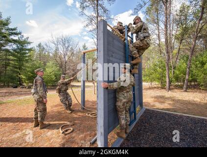 Soldiers of B Co, 1-334 Regiment (TS), 3. Brigade, 95. Division (IET), Manöver durch Hindernisse 16. April 2021, auf dem Fort McCoy, Wisent, Leadership Reaction Course. Der Kurs „Führungsreaktion“ soll Soldaten die Möglichkeit geben, Stärken und Schwächen anderer während einer Teamoperation zu beobachten und Einzelpersonen als Führungskräfte zu entwickeln. Stockfoto