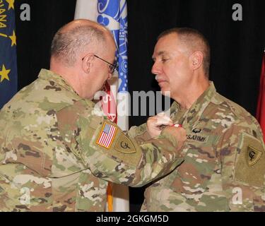 Der pensionierte Major General Gordon L. Ellis (rechts) erhält die Distinguished Service Medal von Major General Tim Thombleson, dem Kommandanten der 38. Infanterie-Division, während einer Preisverleihung am 16. April 2021 in der Maj. General Robert S. Beightler Armory in Columbus, Ohio. Ellis zog sich Anfang dieses Jahres nach mehr als drei Jahrzehnten in der Armee-Nationalgarde zurück, zuletzt als Kommandeur der 38. ID vor Thombleson. Stockfoto