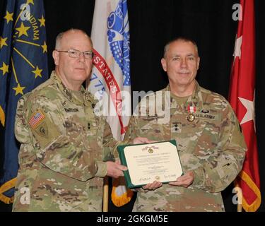 Der pensionierte Major General Gordon L. Ellis (rechts) erhält die Distinguished Service Medal von Major General Tim Thombleson, dem Kommandanten der 38. Infanterie-Division, während einer Preisverleihung am 16. April 2021 in der Maj. General Robert S. Beightler Armory in Columbus, Ohio. Ellis zog sich Anfang dieses Jahres nach mehr als drei Jahrzehnten in der Armee-Nationalgarde zurück, zuletzt als Kommandeur der 38. ID vor Thombleson. Stockfoto