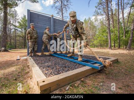 Soldiers of B Co, 1-334 Regiment (TS), 3. Brigade, 95. Division (IET), Manöver durch Hindernisse 16. April 2021, auf dem Fort McCoy, Wisent, Leadership Reaction Course. Der Kurs „Führungsreaktion“ soll Soldaten die Möglichkeit geben, Stärken und Schwächen anderer während einer Teamoperation zu beobachten und Einzelpersonen als Führungskräfte zu entwickeln. Stockfoto