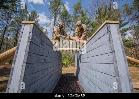 Soldiers of B Co, 1-334 Regiment (TS), 3. Brigade, 95. Division (IET), Manöver durch Hindernisse 16. April 2021, auf dem Fort McCoy, Wisent, Leadership Reaction Course. Der Kurs „Führungsreaktion“ soll Soldaten die Möglichkeit geben, Stärken und Schwächen anderer während einer Teamoperation zu beobachten und Einzelpersonen als Führungskräfte zu entwickeln. Stockfoto