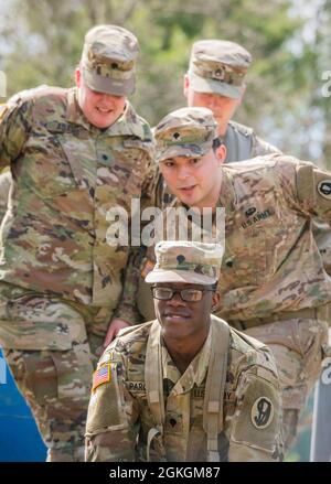 Soldiers of B Co, 1-334 Regiment (TS), 3. Brigade, 95. Division (IET), Manöver durch Hindernisse 16. April 2021, auf dem Fort McCoy, Wisent, Leadership Reaction Course. Der Kurs „Führungsreaktion“ soll Soldaten die Möglichkeit geben, Stärken und Schwächen anderer während einer Teamoperation zu beobachten und Einzelpersonen als Führungskräfte zu entwickeln. Stockfoto