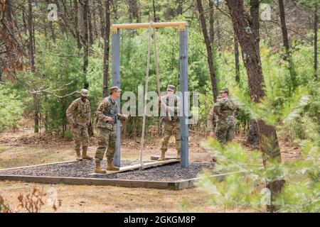 Soldiers of B Co, 1-334 Regiment (TS), 3. Brigade, 95. Division (IET), Manöver durch Hindernisse 16. April 2021, auf dem Fort McCoy, Wisent, Leadership Reaction Course. Der Kurs „Führungsreaktion“ soll Soldaten die Möglichkeit geben, Stärken und Schwächen anderer während einer Teamoperation zu beobachten und Einzelpersonen als Führungskräfte zu entwickeln. Stockfoto