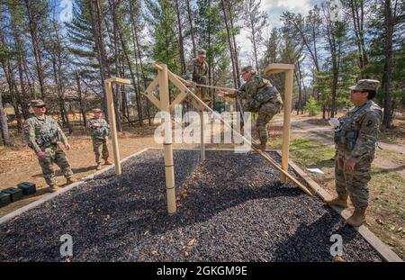 Soldiers of B Co, 1-334 Regiment (TS), 3. Brigade, 95. Division (IET), Manöver durch Hindernisse 16. April 2021, auf dem Fort McCoy, Wisent, Leadership Reaction Course. Der Kurs „Führungsreaktion“ soll Soldaten die Möglichkeit geben, Stärken und Schwächen anderer während einer Teamoperation zu beobachten und Einzelpersonen als Führungskräfte zu entwickeln. Stockfoto