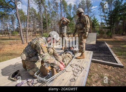 Soldiers of B Co, 1-334 Regiment (TS), 3. Brigade, 95. Division (IET), Manöver durch Hindernisse 16. April 2021, auf dem Fort McCoy, Wisent, Leadership Reaction Course. Der Kurs „Führungsreaktion“ soll Soldaten die Möglichkeit geben, Stärken und Schwächen anderer während einer Teamoperation zu beobachten und Einzelpersonen als Führungskräfte zu entwickeln. Stockfoto