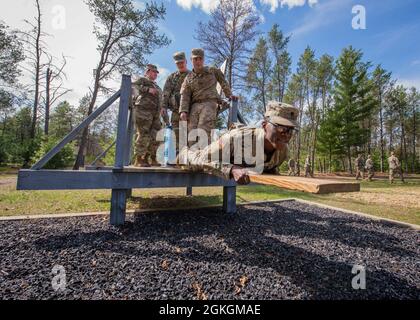 Soldiers of B Co, 1-334 Regiment (TS), 3. Brigade, 95. Division (IET), Manöver durch Hindernisse 16. April 2021, auf dem Fort McCoy, Wisent, Leadership Reaction Course. Der Kurs „Führungsreaktion“ soll Soldaten die Möglichkeit geben, Stärken und Schwächen anderer während einer Teamoperation zu beobachten und Einzelpersonen als Führungskräfte zu entwickeln. Stockfoto