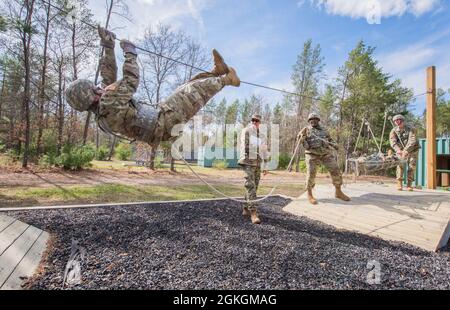 Soldiers of B Co, 1-334 Regiment (TS), 3. Brigade, 95. Division (IET), Manöver durch Hindernisse 16. April 2021, auf dem Fort McCoy, Wisent, Leadership Reaction Course. Der Kurs „Führungsreaktion“ soll Soldaten die Möglichkeit geben, Stärken und Schwächen anderer während einer Teamoperation zu beobachten und Einzelpersonen als Führungskräfte zu entwickeln. Stockfoto