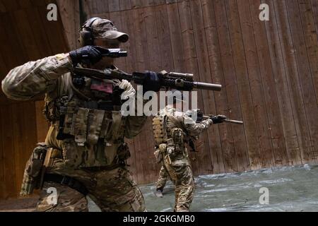 STUTTGART, DEUTSCHLAND (16. April 2021) Während eines Live-Feuers in der Panzer Kaserne wechselt Ein Soldat der 10. Special Forces Group von seinem Gewehr zu seiner Pistole. Das Schießtraining stellt sicher, dass Soldaten unter verschiedenen Bedingungen Pistolen und Gewehre präzise abfeuern können. Stockfoto