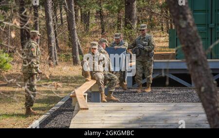 Soldiers of B Co, 1-334 Regiment (TS), 3. Brigade, 95. Division (IET), Manöver durch Hindernisse 16. April 2021, auf dem Fort McCoy, Wisent, Leadership Reaction Course. Der Kurs „Führungsreaktion“ soll Soldaten die Möglichkeit geben, Stärken und Schwächen anderer während einer Teamoperation zu beobachten und Einzelpersonen als Führungskräfte zu entwickeln. Stockfoto