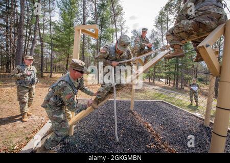 Soldiers of B Co, 1-334 Regiment (TS), 3. Brigade, 95. Division (IET), Manöver durch Hindernisse 16. April 2021, auf dem Fort McCoy, Wisent, Leadership Reaction Course. Der Kurs „Führungsreaktion“ soll Soldaten die Möglichkeit geben, Stärken und Schwächen anderer während einer Teamoperation zu beobachten und Einzelpersonen als Führungskräfte zu entwickeln. Stockfoto