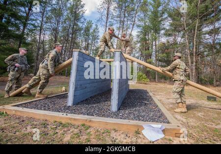 Soldiers of B Co, 1-334 Regiment (TS), 3. Brigade, 95. Division (IET), Manöver durch Hindernisse 16. April 2021, auf dem Fort McCoy, Wisent, Leadership Reaction Course. Der Kurs „Führungsreaktion“ soll Soldaten die Möglichkeit geben, Stärken und Schwächen anderer während einer Teamoperation zu beobachten und Einzelpersonen als Führungskräfte zu entwickeln. Stockfoto