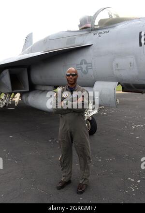 AUSTIN, Texas – (17. April 2021) Marine Aviator Cmdr. Micheal „MC“ Hanner aus Bloomington, Ill., der für das Strike Fighter Squadron 106 (VFA-106) beauftragte Operationsoffizier, führt eine Tour durch die F/A-18E Super Hornet am internationalen Flughafen Austin-Bergstrom durch. Hanner ist im Rahmen des Navy Recruiting Command (NRC) Navy Promotional Day (NPD) in Südtexas, der am 16. April an der East View High School in Georgetown, Texas, stattfand. Ein NPD ist ein proprietäres Rekrutierungsprogramm, das speziell dafür entwickelt wurde, die besten, vielfältigsten Hochschulangelegenheiten zu gewinnen und Chancen für beide zu zeigen Stockfoto