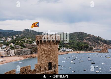 Katalanische Flagge auf einem Turm in Tossa de Mar, Spanien Stockfoto