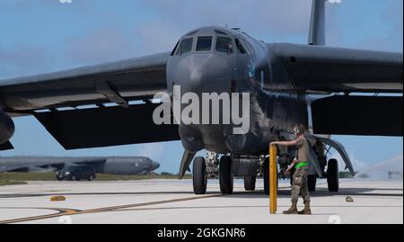 Ein B-52H Stratofortress-Bomber vom 2. Bombenflügel, Barksdale Air Force Base, Louisiana, taxelt zur Unterstützung einer US Strategic Command Bomber Task Force am 17. April 2021 auf der Landebahn des Andersen Air Force Base, Guam. Das US Strategic Command führt routinemäßig Bomber Task Force-Operationen auf der ganzen Welt durch, um das Engagement der USA für die kollektive Verteidigung und die Integration mit den Operationen und Aktivitäten des Geographic Combatant Command zu demonstrieren. Stockfoto