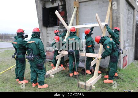 Die Kampfingenieure der Bravo Company, dem 152. Brigadeingenieur-Bataillon der New Yorker Armee-Nationalgarde, bauen im Rahmen der Übung der Bewehrungsoperationen während einer kollektiven Trainingsexterzise der Heimatwehr in East Amherst, New York, am 16. April einen geteilten Soleraker. Die Soldaten sind Teil der Such- und Extraktionskräfte der FEMA Region II Homeland Response Force. Stockfoto