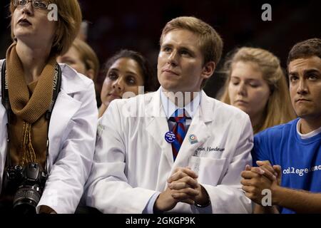 Die Zuschauer hören zu, wie Präsident Barack Obama bei einer Kundgebung zur Reform der Krankenversicherung an der University of Maryland, College Park, MD., 17. September 2009, die Rede hält. (Offizielles Foto des Weißen Hauses von Pete Souza) Dieses offizielle Foto des Weißen Hauses wird nur zur Veröffentlichung durch Nachrichtenorganisationen und/oder zum persönlichen Druck durch die Betreffenden des Fotos zur Verfügung gestellt. Das Foto darf in keiner Weise manipuliert werden und darf nicht in kommerziellen oder politischen Materialien, Anzeigen, E-Mails, Produkten oder Werbeaktionen verwendet werden, die in irgendeiner Weise eine Genehmigung oder Billigung der Pre nahelege Stockfoto