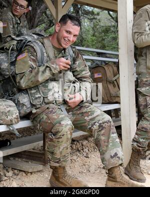 Personal Sgt. Myles Kalf, 323. Militärgeheimdienstbataillon, ruht schließlich nach Abschluss des Landnavigationskurses während des Military Intelligence Readiness Command (MIRC) Best Warrior Competition (BWC) am 17. April 2021 auf der Joint Base San Antonio – Camp Bullis. Veranstaltungen wie die Landnavigation testen die Fähigkeiten und die Kampfbereitschaft der Konkurrenten und helfen dabei, zu bestimmen, welcher Soldat zum besten Krieger des MIRC ernannt wird. Stockfoto