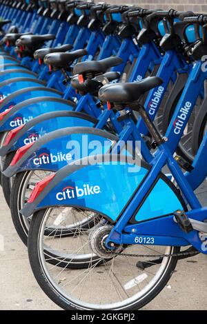 Mehrere Citibike-Fahrräder parkten an einer Station in Astoria, Queens, New York City Stockfoto