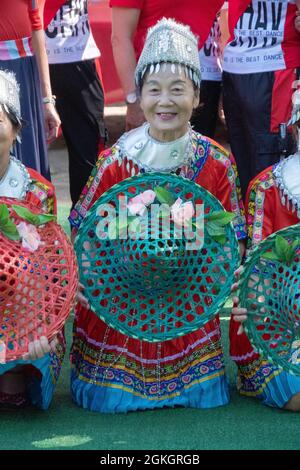 Posierte Porträt einer Frau in der Kai Xin Yizhu Tanzgruppe. Vor einer Vorstellung, die das Jubiläum der Gruppe feiert. In Queens, New York. Stockfoto