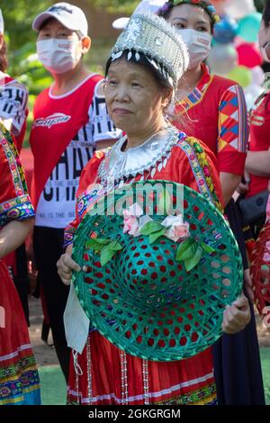 Posierte Porträt einer Frau in der Kai Xin Yizhu Tanzgruppe. Vor einer Vorstellung, die das Jubiläum der Gruppe feiert. In Queens, New York. Stockfoto