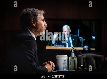 Washington, Vereinigte Staaten. September 2021. US-Außenminister Antony Blinken, links, hört zu, wie US-Senator Ron Johnson (Republikaner von Wisconsin) sich während der Anhörung des Senats für Außenbeziehungen zu ihm wendet, um den US-Rückzug aus Afghanistan in Washington, DC, zu untersuchen. Kredit: Bill O'Leary/Pool via CNP/dpa/Alamy Live News Stockfoto