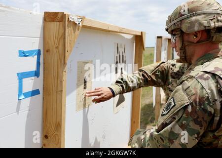 Personal Sgt. Myles Kalf, 323. Militärgeheimdienst-Bataillon, überprüft sein Ziel, während er einen M4-Karabiner während des Waffenqualifizierungsevents des Military Intelligence Readiness Command (MIRC) Best Warrior Competition (BWC) auf der Joint Base San Antonio – Camp Bullis am 18. April 2021 auf Null setzt. Während der BWC verbringen Soldaten des MIRC eine Woche damit, an einer Vielzahl von Herausforderungen teilzunehmen, darunter Waffen zu schießen, Landnavigation, den Army Combat Fitness Test und verschiedene Mystery Events. Diese Herausforderungen testen die Fähigkeiten und die Kampfbereitschaft der Soldaten, um dabei zu helfen, den besten Krieger des MIRC zu bestimmen. Stockfoto