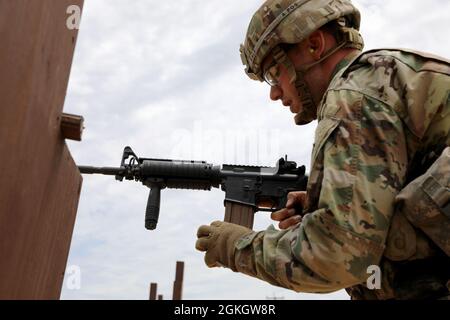 Personal Sgt. Myles Kalf, 323. Militärgeheimdienst-Bataillon, führt einen Zeitschriftenwechsel während des Waffenqualifizierungsevents des Military Intelligence Readiness Command (MIRC) Best Warrior Competition (BWC) auf der Joint Base San Antonio – Camp Bullis durch, 18. April 2021. Die besten Soldaten aus dem MIRC konkurrieren jährlich im BWC um den Titel des besten Kriegers. Stockfoto