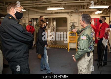 Frau Alaleh Jenkins, die die Aufgaben der Assistant Secretary of the Navy, Financial Management and Comptroller, Mitte links, und Royal Canadian Navy Rear ADM. Steve Waddell, Vice Commander Seconder Fleet, links, erhält einen Brief von LT. Cmdr. Paul Castillo, USS Gerald R. Ford's (CVN 78) Ordnungs-Handlingsoffizier, auf Fords Advanced Weapons Elevators in Fords Achterwaffen-Umschlaggebiet, 18. April 2021. Während des Besuchs trafen sich die Beamten mit dem Kommandanten der Carrier Strike Group (CSG) 12 und anderen Befehlshabern der Kriegsführung, um einen detaillierten Einblick in die laufenden Operationen und die bedeutende meilenst zu erhalten Stockfoto