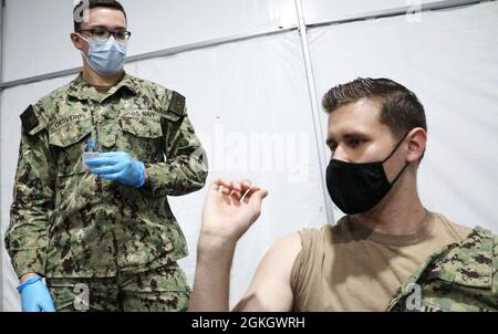 US Navy Seaman Apprentice Angel Ontiveros, links, ein gebürtiger Wheeler, Texas, beobachtet US Navy Petty Officer 2. Klasse Robert O’Bryant, rechts, ein Louisville, Kentucky, gebürtiger, der beide dem Navy Medicine Readiness und dem Training Command Jacksonville zugewiesen wurde, Wie er am Freitag, den 30. April 2021, die richtige Methode zur Verabreichung von COVID-19-Impfungen im Community Impfcenter in der Gateway Mall in Jacksonville, Florida demonstriert. Das U.S. Northern Command setzt sich über die U.S. Army North weiterhin dafür ein, der Federal Emergency Management Agency weiterhin flexible Unterstützung durch das Verteidigungsministerium zu bieten Stockfoto