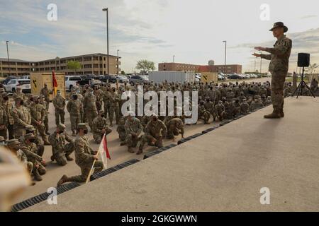 Brig. General Brett Sylvia, Deputy Commanding General-Maneuver, 1st Cavalry Division, sprach mit den Troopers der 6. Squadron, des 9. Kavallerieregiments, des 3. Panzerbrigade-Kampfteams über die Bedeutung der Menschen zu Beginn der Regimenter People First Focus Week, Fort Hood, Texas, 19. April 2021. Stockfoto