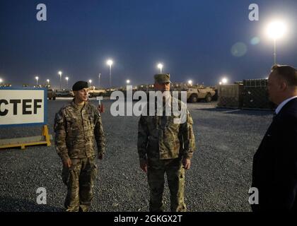 Armee Reserve Brig. General Justin M. Swanson (Mitte), Die als stellvertretender Generalkommandant der 1. Theater Sustainment Command-Operational Command Post nach Camp Arifjan, Kuwait, entsandt wurde, führt am 19. April 2021 eine Tour des 1. TSC's Counter-ISIS, Training and Equipment Fund Lot mit Col. Adam Bascik, dem Militärattaché an der polnischen Botschaft in Kuwait, Und dem polnischen Botschafter in Kuwait Pawel Lechowicz. Die CTEF ist ein großes Bemühen, die irakischen Sicherheitskräfte zur Unterstützung der Operation Inhärent Resolve zu stärken. Stockfoto