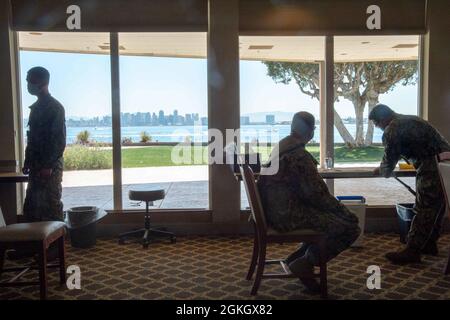 210419-N-VI515-1077 SAN DIEGO (APRIL 19, 2021) Blick auf die Innenstadt von San Diego vom Impfplatz für Coronaviren (COVID-19) am Naval Base Point Loma’s (NBPL) Admiral Kidd Center, 19. April. Das Naval Medical Center San Diego (NMCSD) hat zusammen mit anderen lokalen Kliniken der Gesundheitsbranche an der Einrichtung von Impfstellen für Dienstmitglieder und Begünstigte gearbeitet. Die oberste Priorität von NMCSD ist die Bereitstellung der sichersten und qualitativ hochwertigsten patientenorientierten medizinischen Versorgung für unsere Veteranen, Dienstmitglieder und ihre Familien. NMCSD setzt sich für die Betriebsbereitschaft, den hervorragenden Kundenservice und die ständige Bereitstellung ein Stockfoto