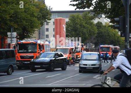 Berliner Feuerwehr vor dem Museum Madame Tussauds unter den Linden, Berlin, Deutschland - 11. September 2021. Stockfoto