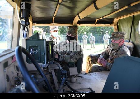 Befehl Sgt. Maj. Todd Sims, Kommandokommandant Major der US Army Forces, erhält während seines Besuchs in Fort Rucker am 19. April 2021 eine Demo des Tactical Terminal Control Systems. Stockfoto