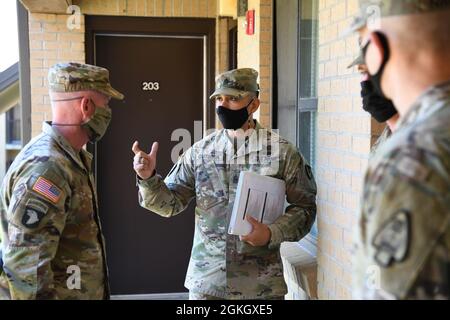 Befehl Sgt. Maj. Raymond Perez Quitugua jr., Garnison des Oberkommandos Major von Fort Rucker, bietet eine Führung durch die Kaserne und bessere Möglichkeiten für Einzelsoldaten-Einrichtungen für Command Sgt. Maj. Todd Sims, Kommandokommandant Major der U.S. Army Forces, während seines Besuchs in Fort Rucker am 19. April 2021. Stockfoto