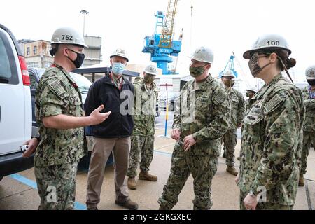 Adm. William Lescher, Vice Chief of Naval Operations, diskutiert mit dem Kommandanten CDR das USS PASADENA (SSN 752) Projekt. Sean Flanagan, Projektleiter, Frank Williams, und Schiffswerft-Kommandant, Capt. Dianna Wolfson, Bei einem Besuch der Norfolk Naval Shipyard (NNSY). Stockfoto