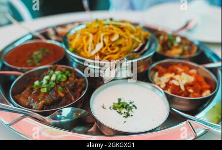 In einem Restaurant wird Fleisch-Thali serviert. Stockfoto