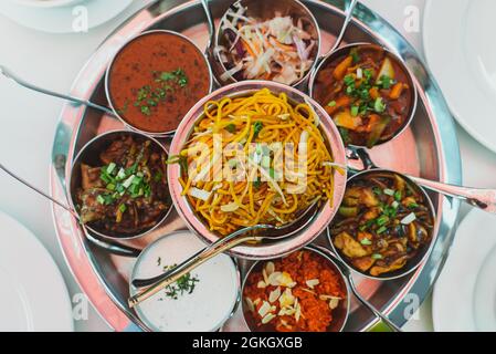 In einem Restaurant wird Fleisch-Thali serviert. Stockfoto