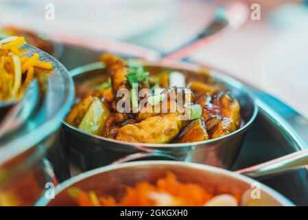 In einem Restaurant wird Fleisch-Thali serviert. Stockfoto