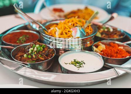 In einem Restaurant wird Fleisch-Thali serviert. Stockfoto