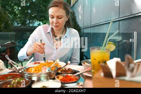 Frau isst indisches Essen in einem Restaurant. Stockfoto